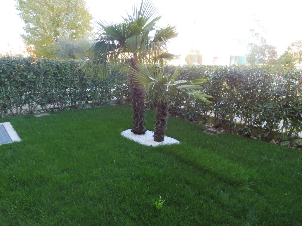 Residence Elisa Piano Terra Con Giardino E Posto Spiaggia Incluso Каорле Стая снимка