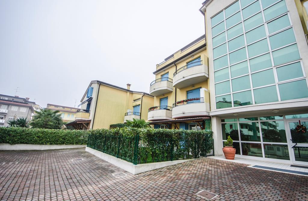 Residence Elisa Piano Terra Con Giardino E Posto Spiaggia Incluso Каорле Екстериор снимка