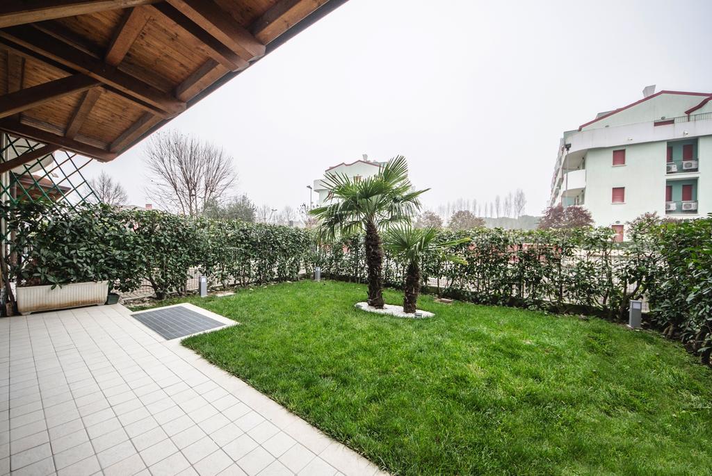 Residence Elisa Piano Terra Con Giardino E Posto Spiaggia Incluso Каорле Стая снимка